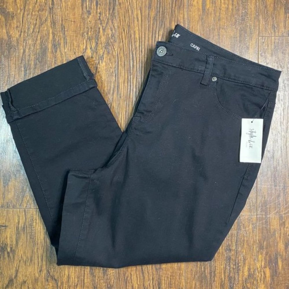 NWT Style & CO Plus Cuffed Mid-Rise Capri Jeans